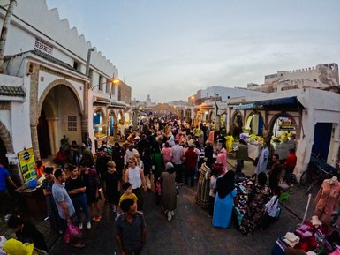 Besucher schlendern durch den vollen Souk von Essaouira – Marokko Familienreise