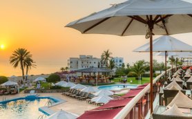 Sonnenuntergang mit Blick auf das Crowne Plaza Muscat Hotel – Oman mit Kindern