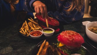 Kinder genießen eine Mahlzeit im Restaurant – Südafrika Familienreise