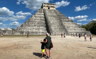 Mutter und Kind bestaunen gemeinsam die Pyramide von Chichén Itzá – Mexiko Reise mit Kindern