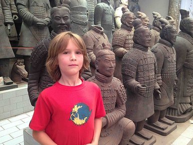 Junge betrachtet die Tonkrieger der Terrakotta-Armee in Xi’an – China Reise mit Kindern