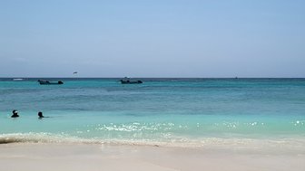 Türkisblaues Meer und feiner Sandstrand in Playa del Carmen – Mexiko Familienreise
