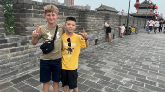 Zwei Kinder entdecken gemeinsam die Altstadt von Xi’an – China Reise mit Kindern