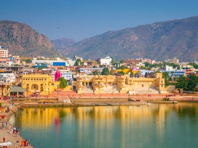 Die Stadt erstrahlt in leuchtenden Farben am Ufer der Pushkar Sees