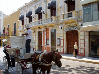 Traditionelle Pferdekutsche vor kolonialer Kulisse im Stadtzentrum von Mérida – Mexiko Familienreise