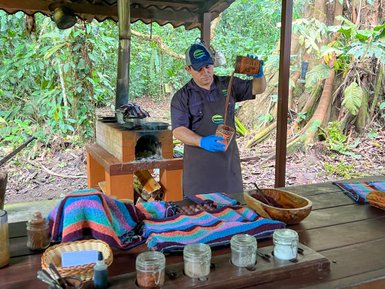 Einheimischer bereitet Schokolade bei der Schokoladentour im La Tirimbina Reservat vor – Costa Rica Familienreise