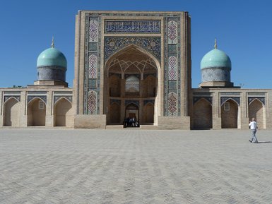 Der Hazrati-Imam-Komplex in Taschkent zeigt beeindruckende Architektur mit blauen Kuppeln und kunstvollen Verzierungen.