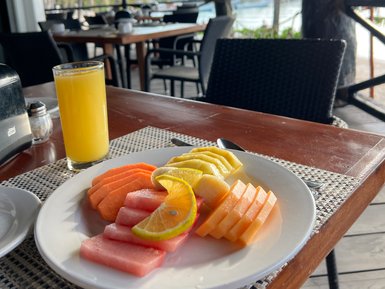 Bunter Obstteller mit tropischen Früchten in einem Restaurant in Akumal – Mexiko Familienreise