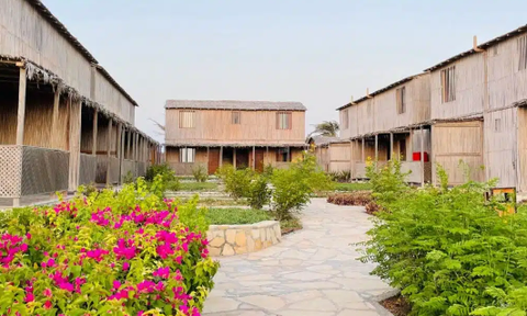 Blühende Gartenlandschaft im Turtle Beach Resort – Oman Familienreise