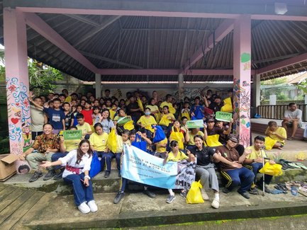 Kinder und Betreuer posieren für ein gemeinsames Gruppenfoto – Bali Familienreise