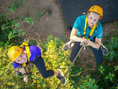 Kinder erleben Abenteuer beim Ziplining im Angkor Park – Kambodscha mit Kindern
