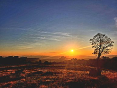 Farbenprächtiger Sonnenuntergang über der Landschaft von Rincón de la Vieja – Costa Rica Familienreise