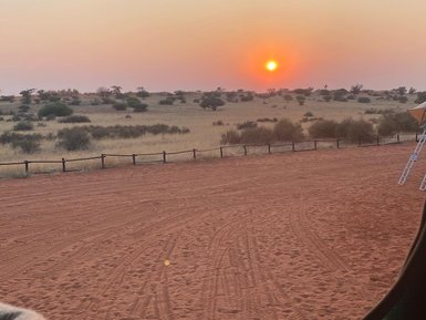 Der Blick aus dem Dachzelt des Jeeps fällt auf die Sonne - Namibia mit Kindern