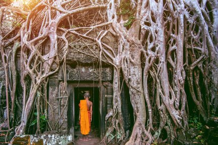 Junge Begegnung mit Mönch vor dem Ta Prohm Tempel – Kambodscha Familienreise