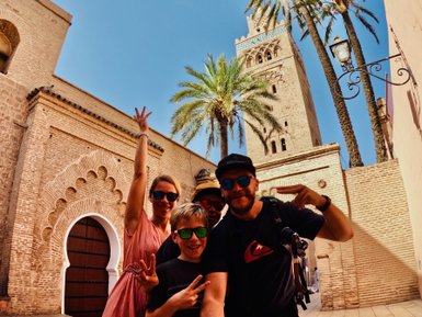 Familie genießt den Ausblick auf die Koutoubia-Moschee – Marokko Familienreise