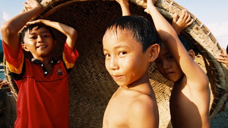 Einheimischen im traditionellen Rundboot – Vietnam Familienreise