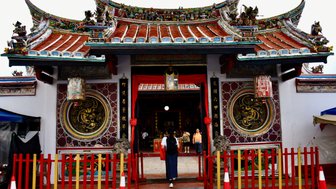 Traditioneller Eingang des Cheng Hoon Teng Tempels mit chinesischer Architektur in Malakka – Malaysia & Borneo mit Kindern