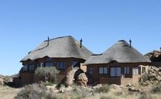Außenansicht Namibgrens Guest Farm - Namibia mit Jugendlichen