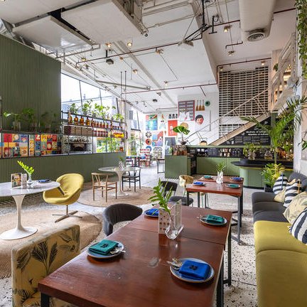 Der Essbereich im Siam Design Hotel Bangkok zeigt modernes Design mit vielen Pflanzen und einer hellen, einladenden Atmosphäre.