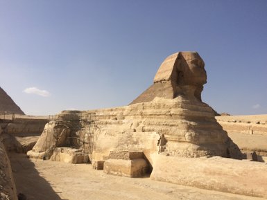 Die Sphinx vor den Pyramiden von Gizeh in der Wüste – Ägypten Reise mit Kindern