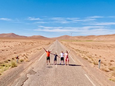  Familie macht ein Erinnerungsfoto auf einer Landstraße nahe dem Iriki-See – Familienurlaub in Marokko