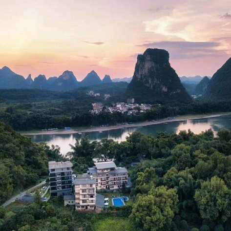 Fassade des Snow Lion Riverside Resorts in Yangshuo mit Blick auf den Li-Fluss – China Familienreise