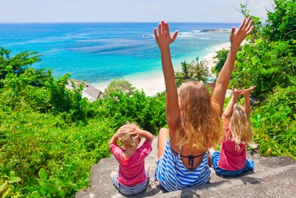 Kinder genießen den Ausblick auf den Sandstrand und das Meer – Bali Familienreise