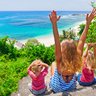 Kinder spielen fröhlich am Strand von Bali – Bali Reise mit Kindern