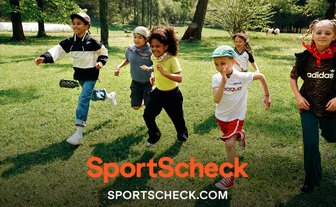 Kinder rennen in Sportkleidung von SportScheck über Wiese