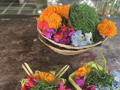 Farbenfrohe Blumen dekorieren einen Tisch – Bali Familienreise