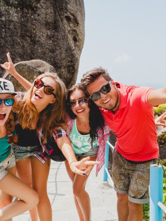 Jugendliche halten fröhlich ein Selfie vor der Dschungellandschaft – Thailand Familienreise