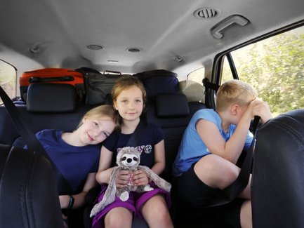 Familie reist mit Kindern im Auto durch Costa Rica – Costa Rica Reise mit Kindern
