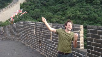 Ein Mann genießt sichtlich den Moment auf der beeindruckenden Großen Mauer bei Peking – China mit Kindern