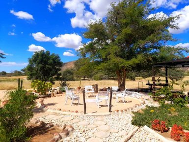 Gartenanlage Erongo Rocks Camping - Namibia Reise mit Kindern