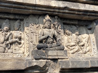 Buddha an der Wand des Prambanan-Tempels – Indonesien Familienreise