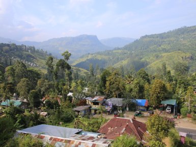 Blick über grüne Hügel und Häuser im Hochland – Sri Lanka Reise mit Kindern