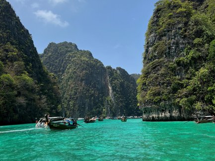 Phuket Bootsfahrt bei blauen Himmel und klarem Wasser mit mehreren Booten - Thailand Familienreise