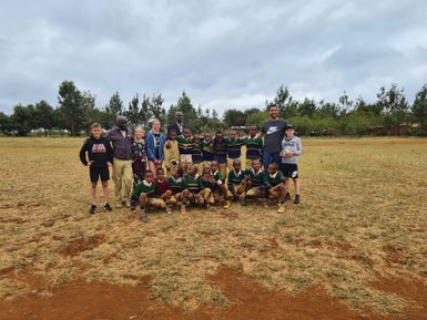 Gruppenfoto von lokalen und reisenden Kindern an der Bashay-Grundschule – Tansania Familienreise