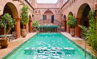 Entspannender Poolbereich im traditionellen Riad Maktoub – Marokko Familienreise