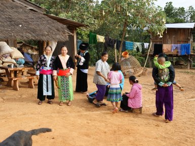 Einblick in das traditionelle Leben des Hmong-Volkes in Thailand mit typischen Hütten und grüner Umgebung - Thailand mit Kindern