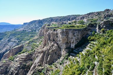Aussichtspunkt mit Blick auf die zerklüfteten Berge und grünen Täler des Jebel Akhdar – Oman mit Kindern