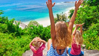 Kinder spielen fröhlich am Strand von Bali – Bali Reise mit Kindern