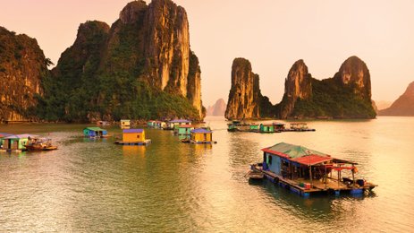 Traditionelle schwimmende Häuser auf dem Wasser – Vietnam Reise mit Kindern