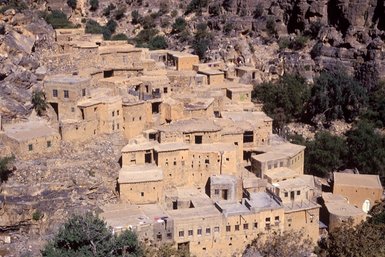 Traditionelles Lehmdorf eingebettet in die raue Landschaft des Hadschar-Gebirges – Oman Reise mit Kindern