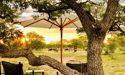 Außenansicht Ondili Etosha Oberland Lodge - Namibia mit Jugendlichen