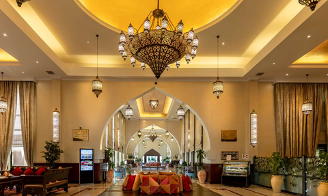 Hotellobby im Golden Tulip Hotel in Nizwa mit modernem Design – Oman Reise mit Kindern