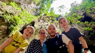 Familie macht ein Selfie vor den beeindruckenden Batu-Höhlen – Malaysia & Borneo Reise mit Kindern