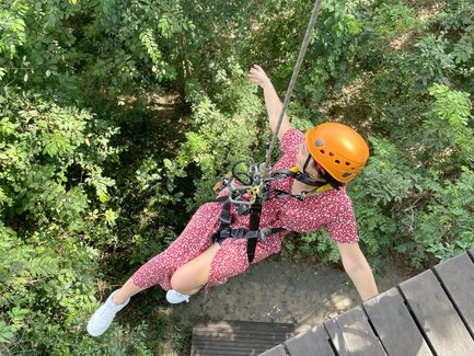 Frau beim Abenteuer-Ziplining über den Bäumen – Kambodscha Reise mit Kindern