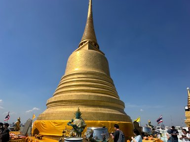 Goldene Turmspitze des Golden Mount – Thailand Familienreise