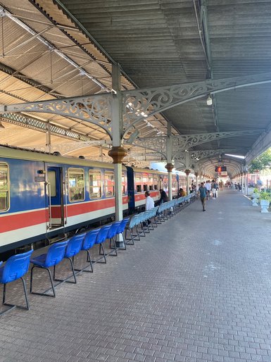 Blauer Zug steht an einem Bahnsteig – Sri Lanka Familienreise